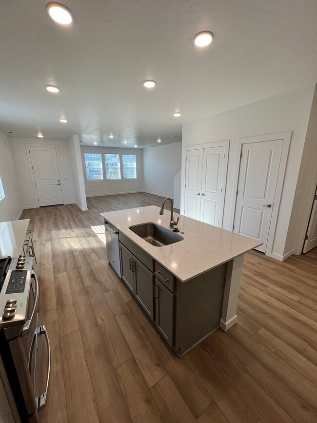 Building Photo - Brand New 4 Bed 3 Bath Townhouse