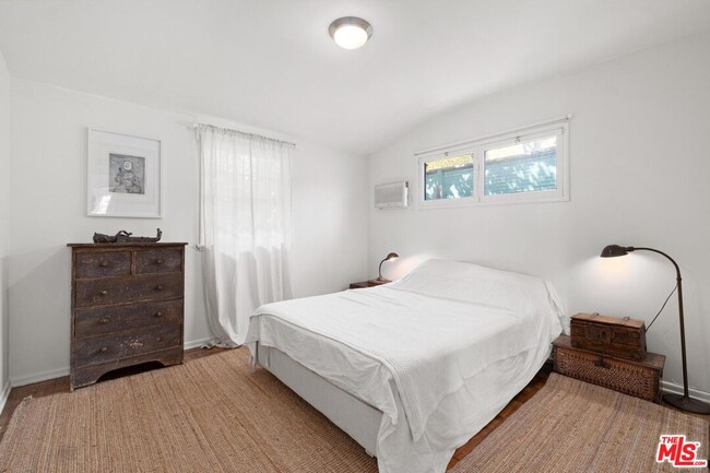 Building Photo - 2294 Mountain Oak Dr