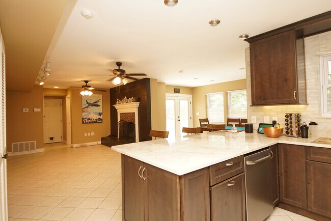 Building Photo - 574 L'Ombre Cir NE