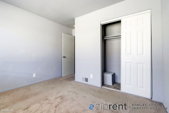 Building Photo - 2 br, 1 bath Townhome - 7384 Franklin Blvd...