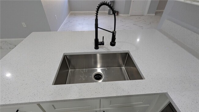 Building Photo - 826 Middleton Dr SW