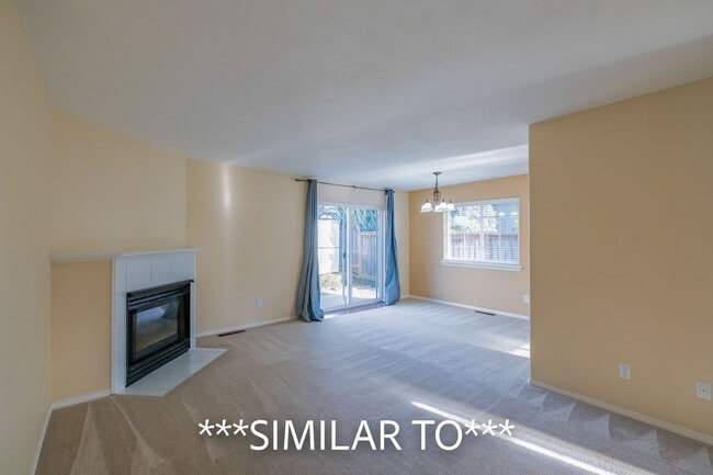 Building Photo - Two Bedroom Duplex in Great Neighborhood, Close to Schools! Pet Friendly!