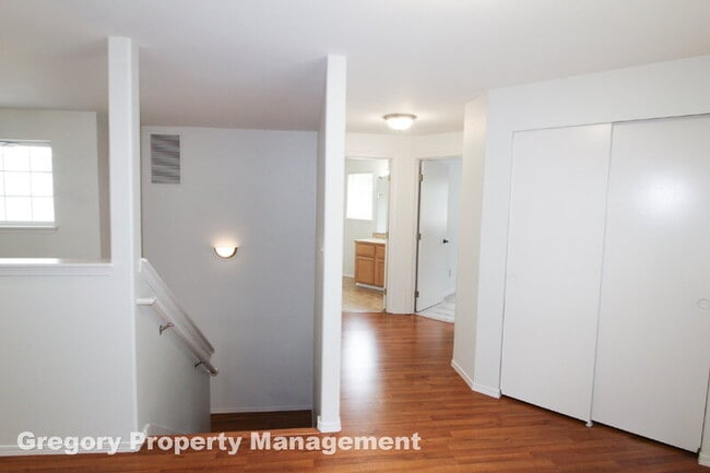 Building Photo - 2000 Village Green Dr