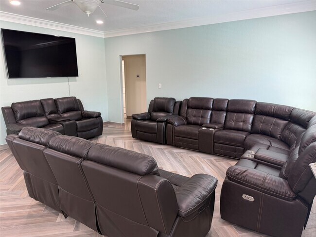 Building Photo - 5525 Swan Dr