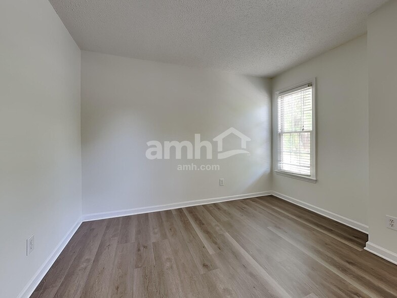 Building Photo - 2328 Water Lilly Way