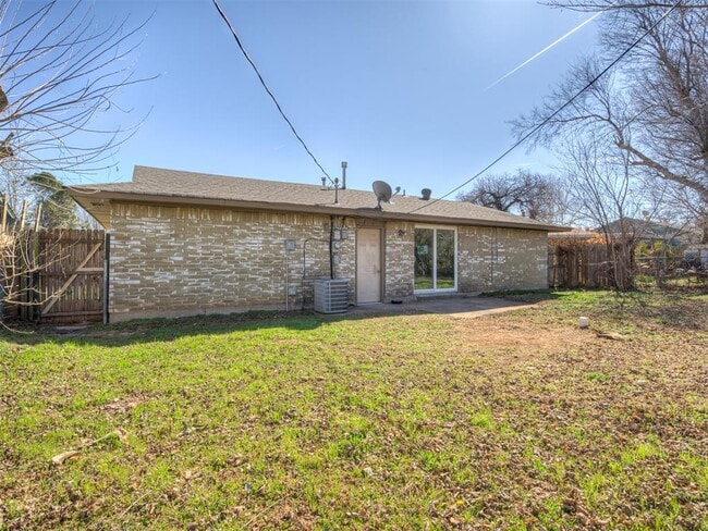 Building Photo - 1525 McGregor Dr