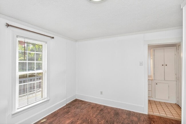 Building Photo - 3008 Lakeshore Dr