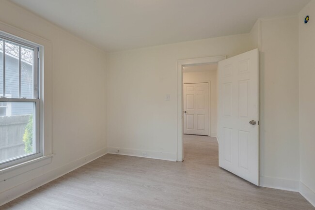 Building Photo - 3 Bed, 2 Bath Home in Prime Sylvan Park Lo...