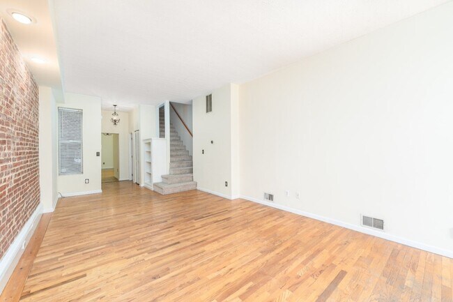 Building Photo - 1202 S Clinton St