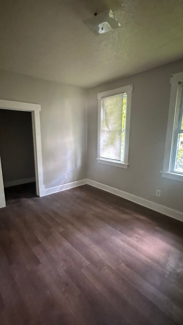 Primary Photo - 77th,E.1142