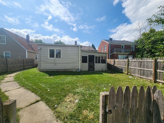 Building Photo - Nice 2 Bedroom Single House with Garage Available NOW