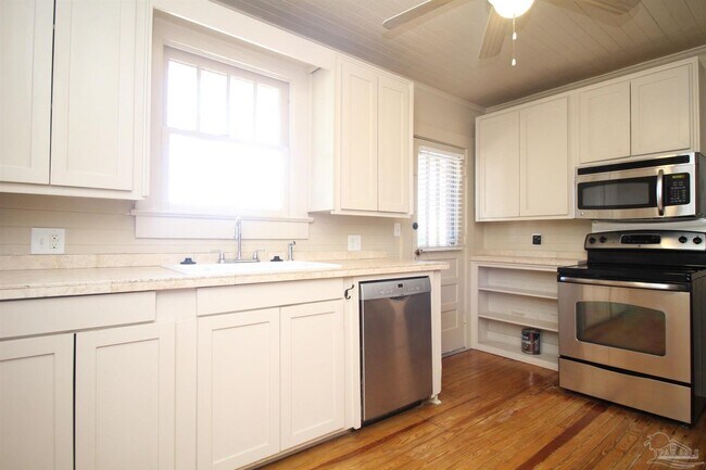 Building Photo - 3102 E De Soto St