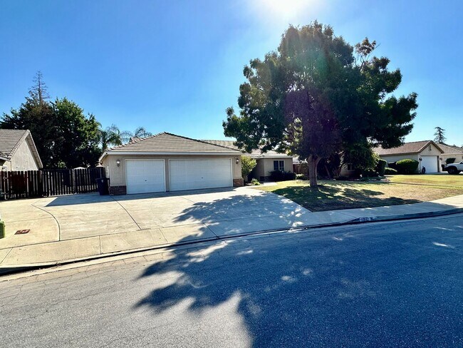 Building Photo - Northwest Dream Home!!!! 3+2 Granite Counters, Hardwood Floors, 3 Car Garage, RV Parking, and New...