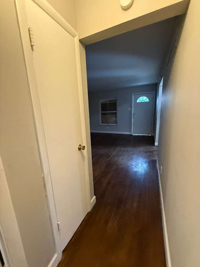 Building Photo - "Charming St. Louis Duplex: Cozy 2-Bedroom, 1-Bath with Hardwood Elegance!" Section 8 Approved