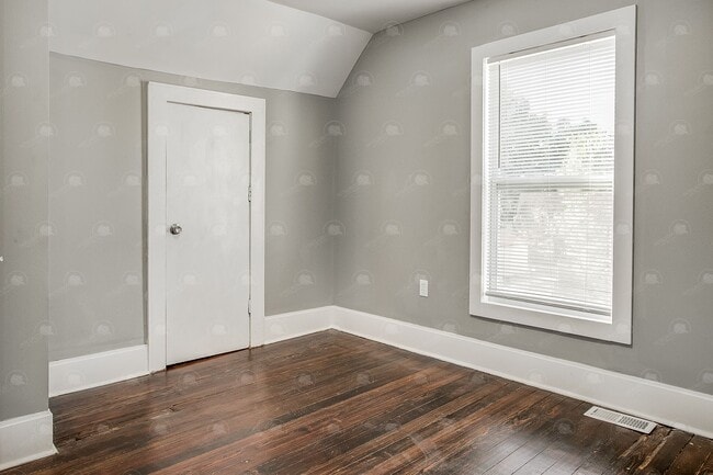 Building Photo - Charming 2 BR 2 BA House in Historic North...
