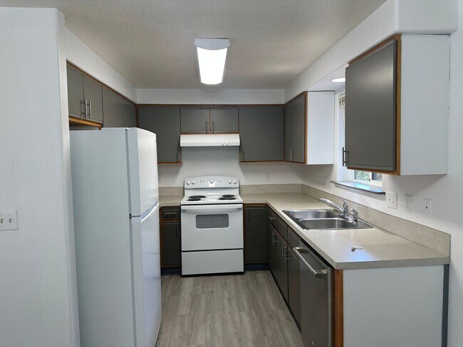 Building Photo - Beautifully updated 3 bedroom, 1 bath house in Eugene!
