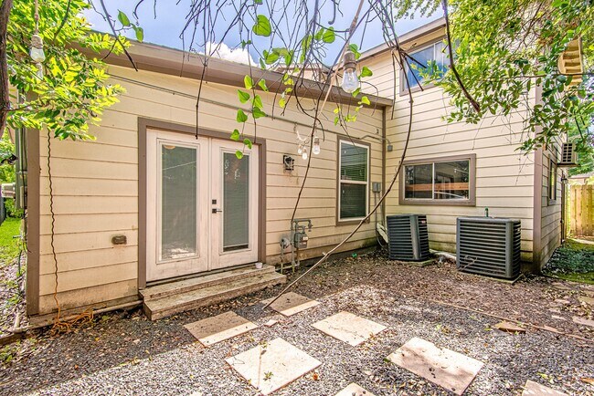 Building Photo - 2422 Truxillo St