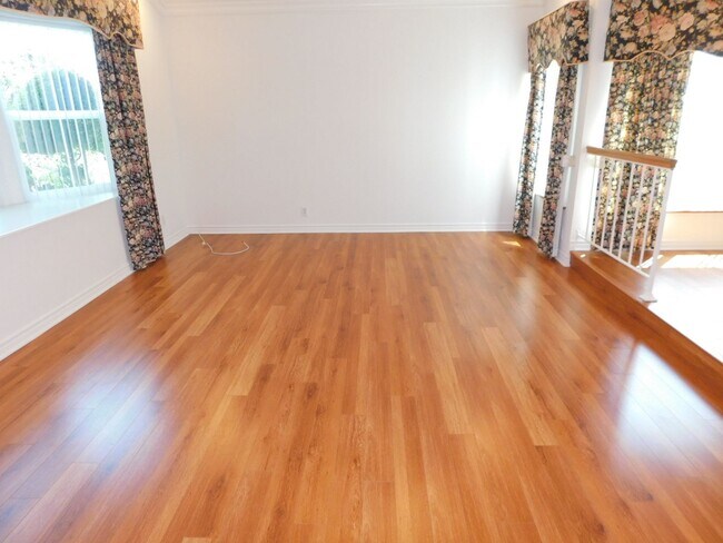 Building Photo - Spacious 4 bedroom 2.5 bath two soty house...