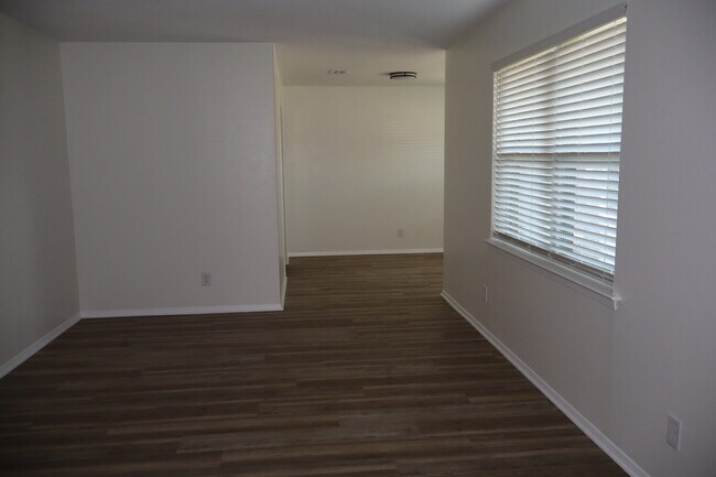 Building Photo - 1217 Scott Dr