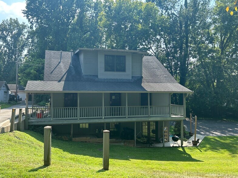 Front of house w/porch for apt. ! - 1046 Dudley Ave