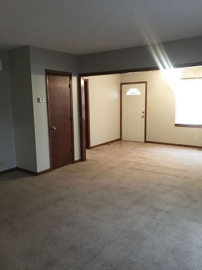 Building Photo - 3 bedroom / 1 bath house for rent - $1100-...