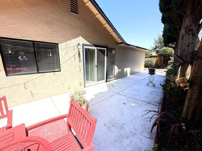 Building Photo - 208 Grovewood Loop N