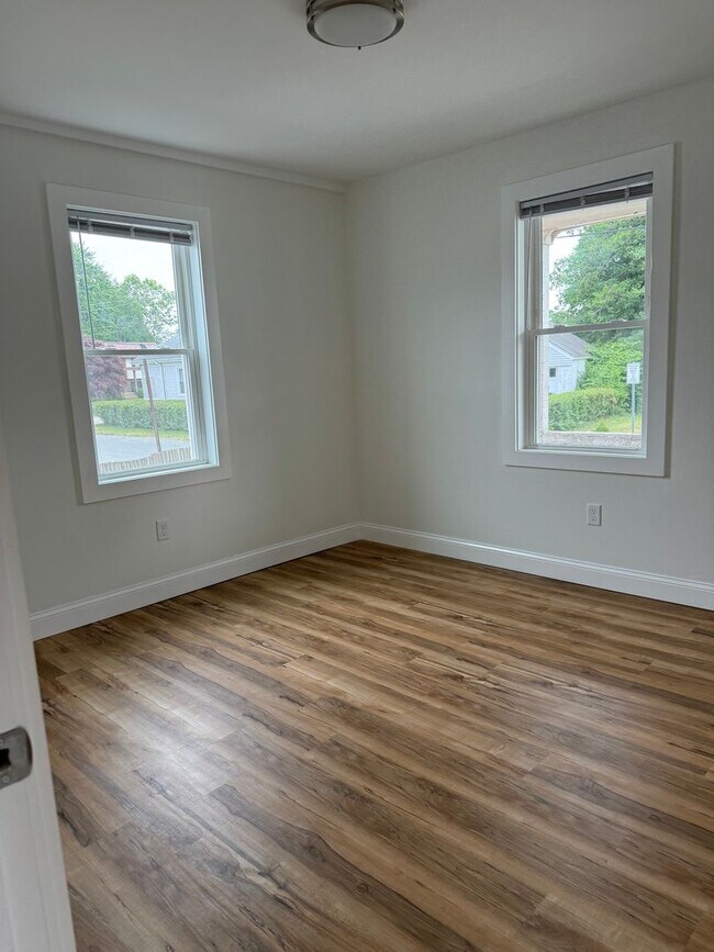 Building Photo - Beautifully Updated Two Bedroom Townhouse!
