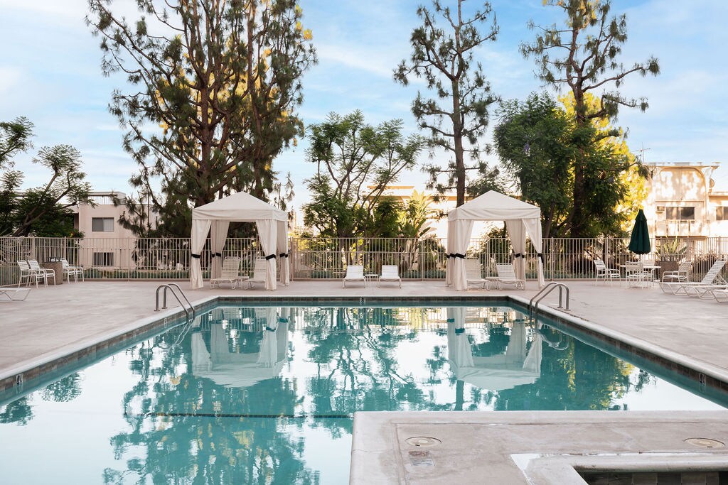 Building Photo - 100 S Doheny Dr
