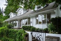 Building Photo - Three bedroom and Two Bathroom home in Portland Heights! Gourmet Kitchen and incredible natural L...