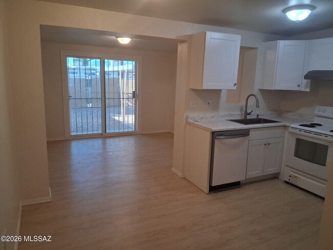 Building Photo - 4929 S Cherry Ave