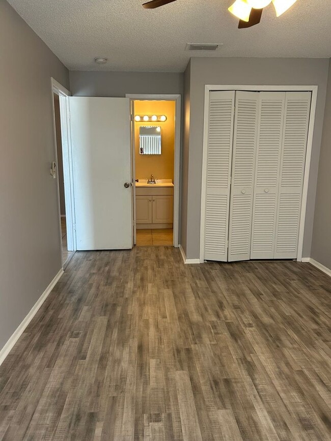 Building Photo - Open Concept 2bed 2bath updated condo centrally located in South Daytona for $1350 per Month!