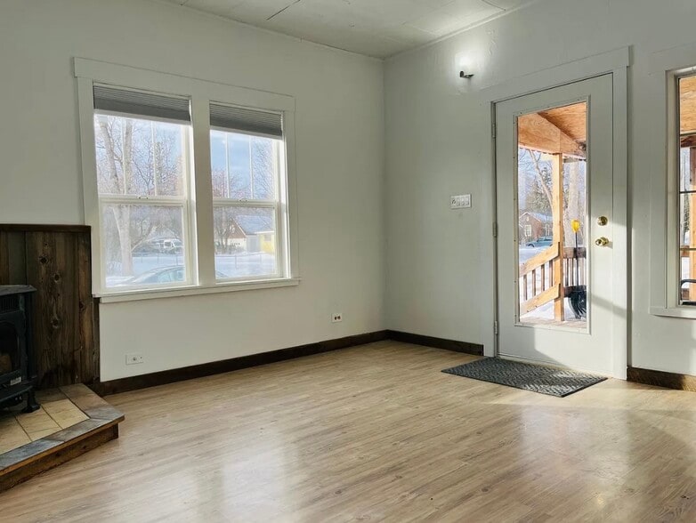Building Photo - 555 Kalispell Ave