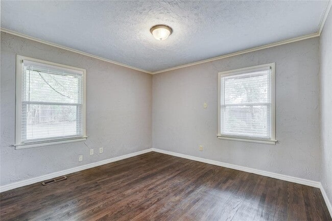 Building Photo - 1101 Bedford Dr