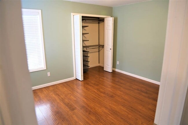 Building Photo - 3 bed 2 bath Big Garden, Close to park and...