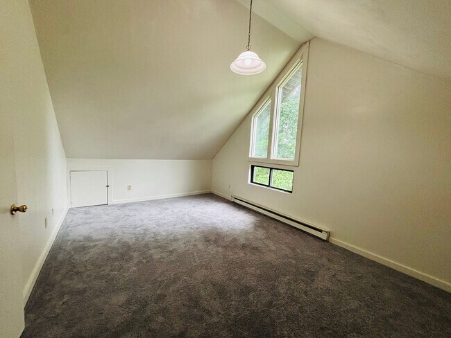 Building Photo - 653 Village Ln