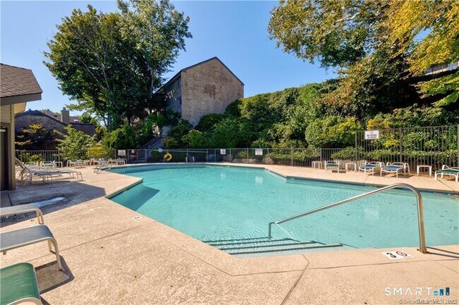 Building Photo - 2289 Bedford St