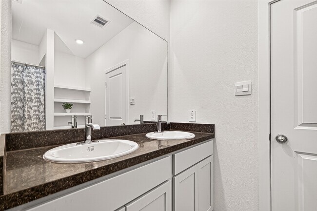 Building Photo - 5442 Pinetree Cres Ln