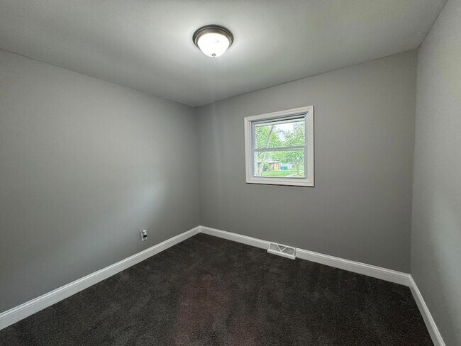Building Photo - 541 W 67th Ln