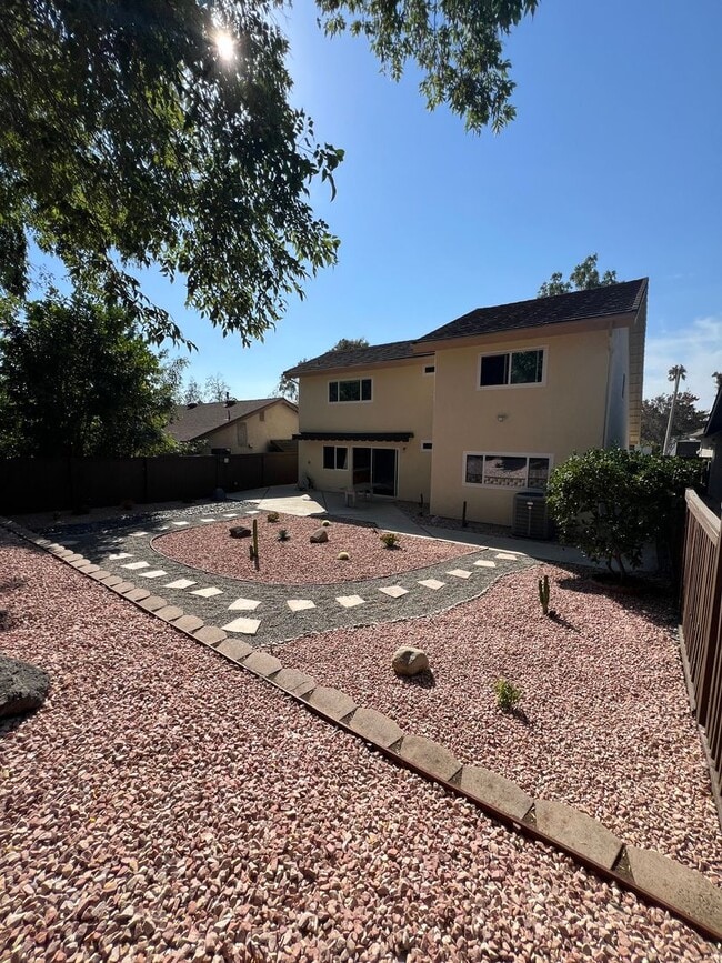 Building Photo - Lake Forest House with 4 bed 2 bath plus loft