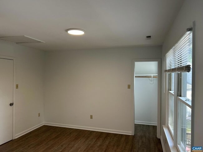 Building Photo - 943 Rives St