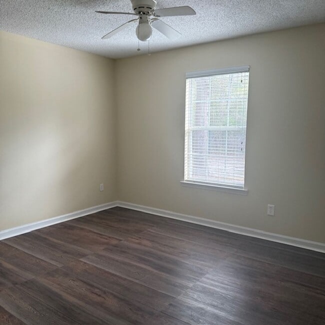 Building Photo - 3 Bedroom 2 Bath House