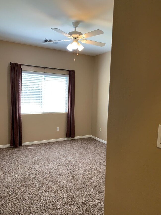 Building Photo - River Oaks Area Stockdale Highway & Buena Vista 93311 4+2 $2600