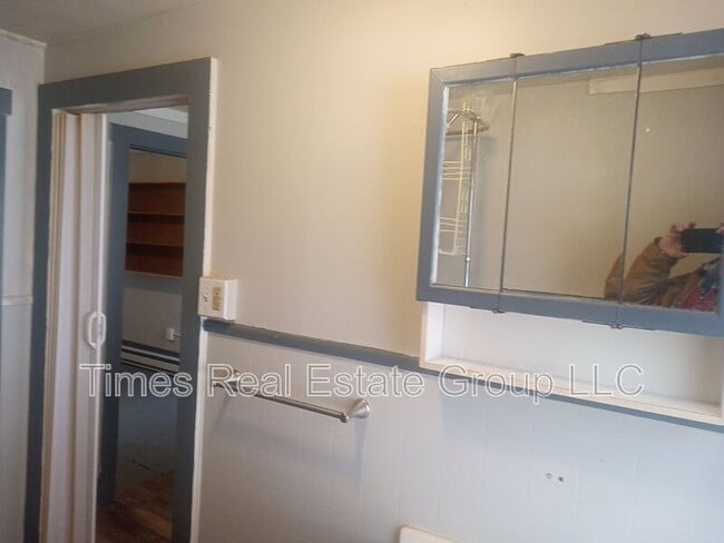 Building Photo - 206 W Railroad St