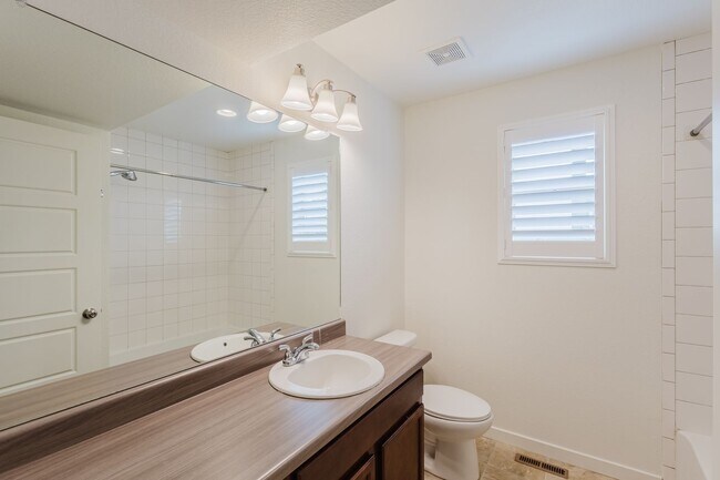 Building Photo - Immaculate 5bedroom like new in The Meadows!
