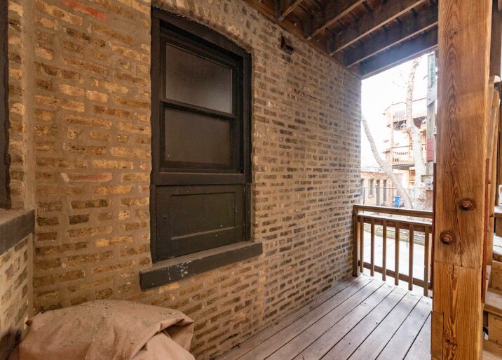 Building Photo - 1310 W Montrose Ave