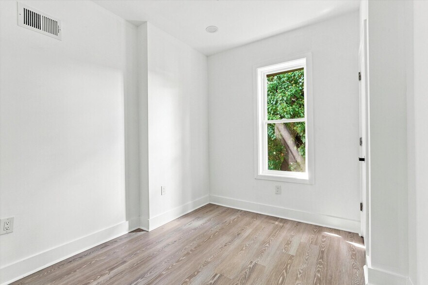 Building Photo - 5044 Parrish St