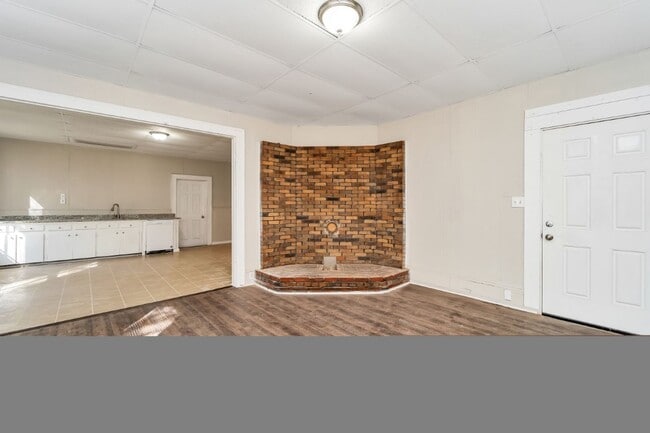 Building Photo - Talladega Beauty! Renovated 4BR/2BA with Huge Covered Porch