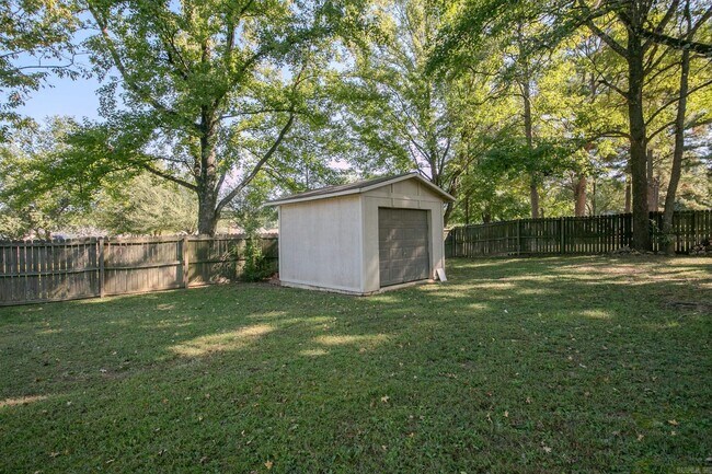 Building Photo - 12 Forest Dr