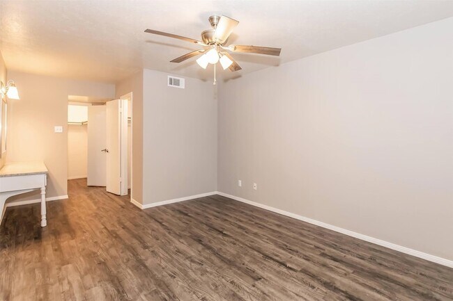 Building Photo - 1212 Hampshire Ln