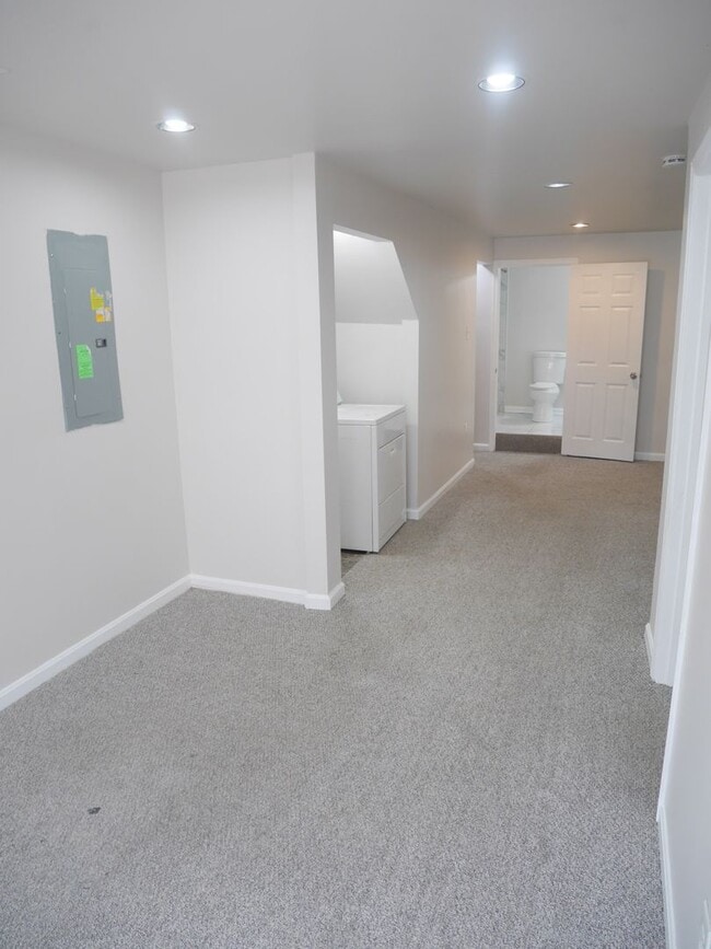 Building Photo - Rare Find! 4 Bedroom, 2 Bathroom Townhome ...